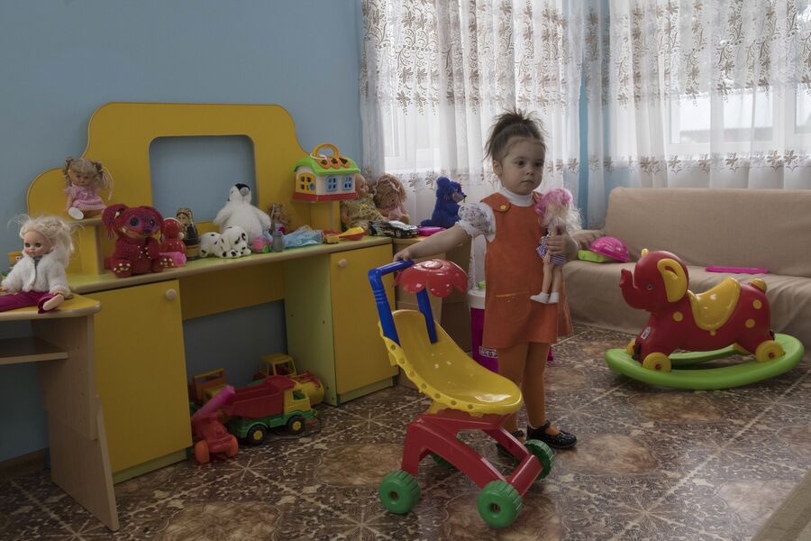 Девочка в центре совместного проживания осужденных с детьми в ИК №1 во Владимирской области