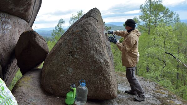В Столбах альпинисты начали очищать скалы от надписей