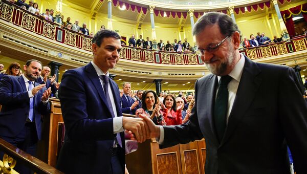 Новый премьер-министр Испании Педро Санчес пожимает руку бывшему председателю правительства Испании Мариано Рахою