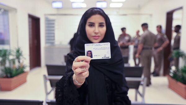 Девушка демонстрирует свои водительские права, Эр-Рияд. 4 июня 2018