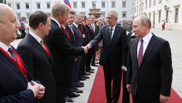Президент РФ Владимир Путин и федеральный президент Австрийской Республики Александр Ван дер Беллен во время церемонии встречи во дворце Хофбург в Вене. 5 июня 2018