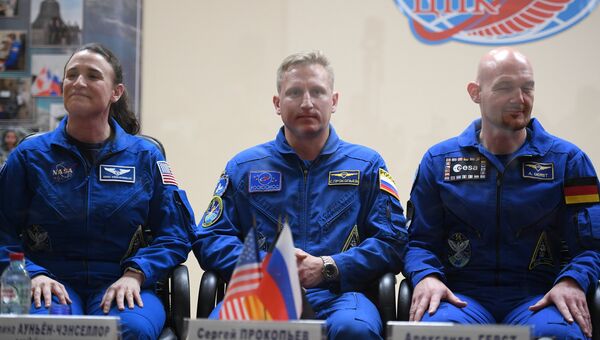 Члены основного экипажа МКС-56/57 во время пресс-конференции на космодроме Байконур. 5 июня 2018