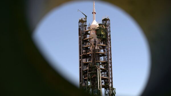 Ракета-носитель Союз-ФГ с пилотируемым кораблем Союз МС-09 перед запуском на космодроме Байконур