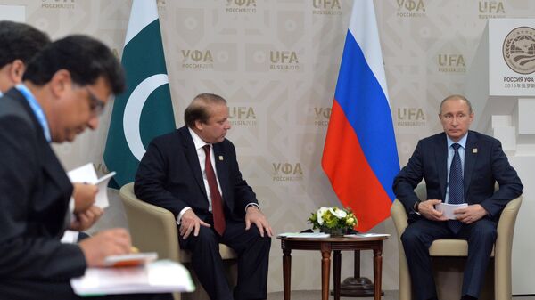 Президент Российской Федерации Владимир Путин (справа) и Премьер-министр Исламской Республики Пакистан Наваз Шариф во время встречи в Уфе
