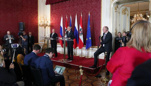 Президент РФ Владимир Путин и федеральный президент Австрии Александр Ван дер Беллен на пресс-конференции по итогам встречи во дворце Хофбург в Вене. 5 июня 2018