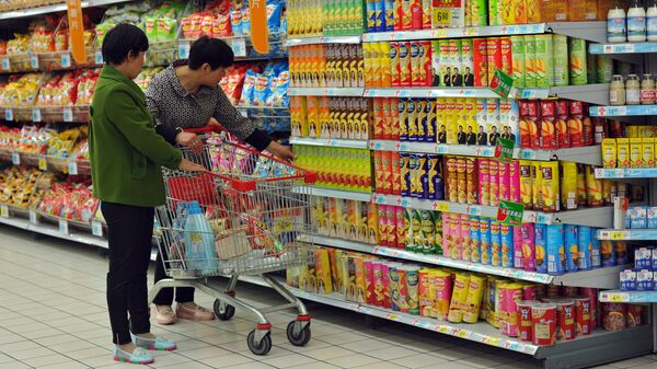 Покупатели в супермаркете города Фуян в Китае
