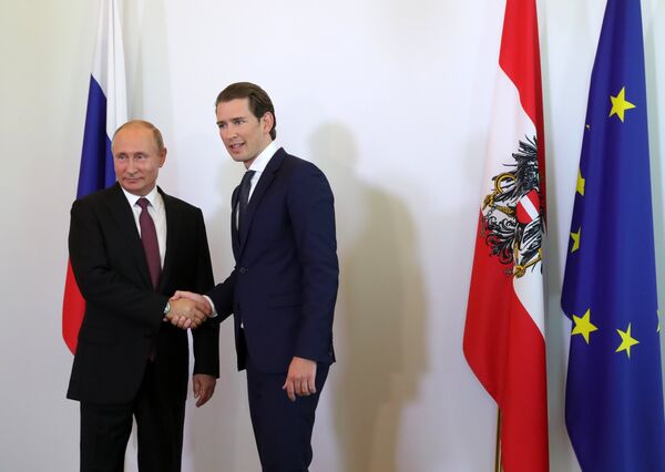 Президент РФ Владимир Путин и Федеральный канцлер Австрии Себастьян Курц во время встречи в Вене. 5 июня 2018 Президент РФ Владимир Путин и Федеральный канцлер Австрии Себастьян Курц во время встречи в Вене. 5 июня 2018