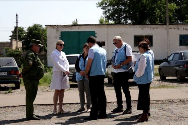 Представители ЛНР передают докладчику ООН Нильсу Мельцеру список удерживаемых Киевом лиц, которым было отказано в медицинской помощи Представители ЛНР передают докладчику ООН Нильсу Мельцеру список удерживаемых Киевом лиц, которым было отказано в медицинской помощи