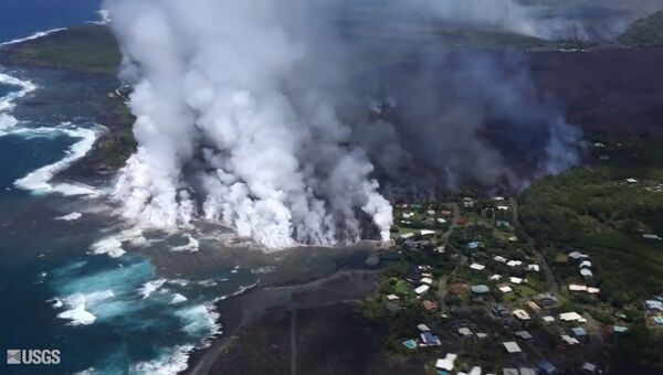 Шипящий океан, выжженный поселок – гавайский вулкан захватывает новые территории