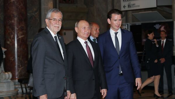 ладимир Путин, федеральный президент Австрийской Республики Александр Ван дер Беллен (слева) и федеральный канцлер Австрии Себастьян Курц во время посещения Венского музея истории искусств