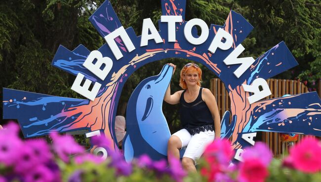 Женщина на Театральной площади в Евпатории