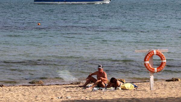 Отдыхающие на городском пляже в Евпатории. Архивное фото