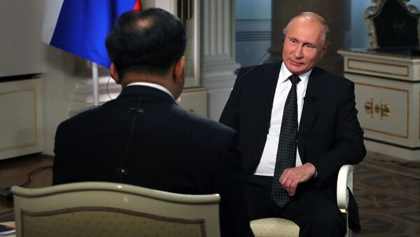 Владимир Путин и председатель Медиакорпорации Китая Шэнь Хайсюн во время интервью. 6 июня 2018