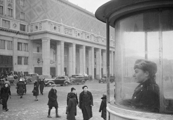 Триумфальная площадь в Москве. Концертный зал имени Петра Ильича Чайковского – на втором плане