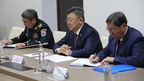 Министр обороны Монголии Нямагийн Энхболд во время посещения Кызылского Президентского Кадетского училища