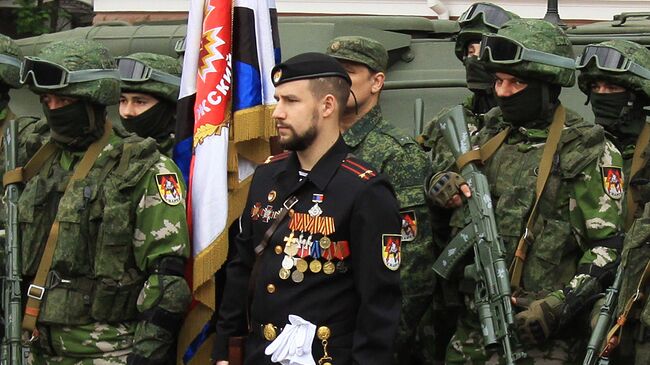 Командир подразделения ополчения самопровозглашенной Донецкой народной республики Спарта Владимир Жога с сослуживцами. Архивное фото