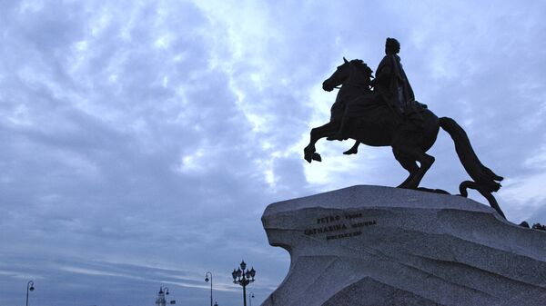 Памятник Петру Первому Медный всадник на Сенатской площади в Санкт-Петербурге в период белых ночей
