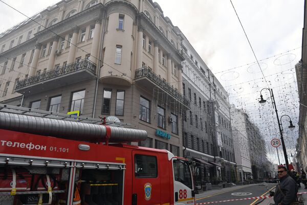 Пожарные расчеты МЧС РФ тушат возгорание на крыше Дома педагогической книги в Москве