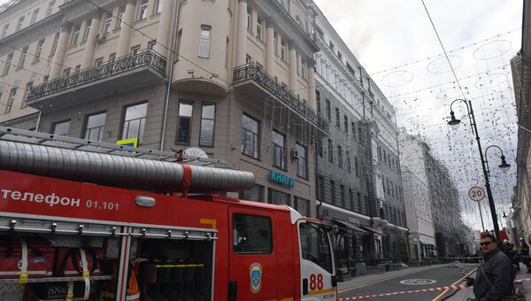 Пожарные расчеты МЧС РФ тушат возгорание на крыше Дома педагогической книги в Москве