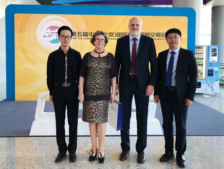 Члены Зиновьевского клуба МИА Россия сегодня - Ольга Зиновьева, сопредседатель Зиновьевского клуба МИА Россия сегодня; Сергей Беляков, 1-й заместитель генерального директора Института ЕАЭС;  Ванг Хайкинг, создатель проекта Русский Конфуций - Александр Зиновьев