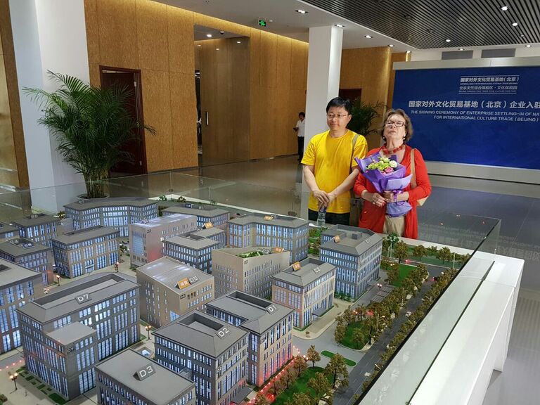 Здания этой свободной зоны разбираются как горячие пирожки - много иностранных флагов уже развиваются над ними, хотя официальное открытие комплекса ожидается к началу октября сего года