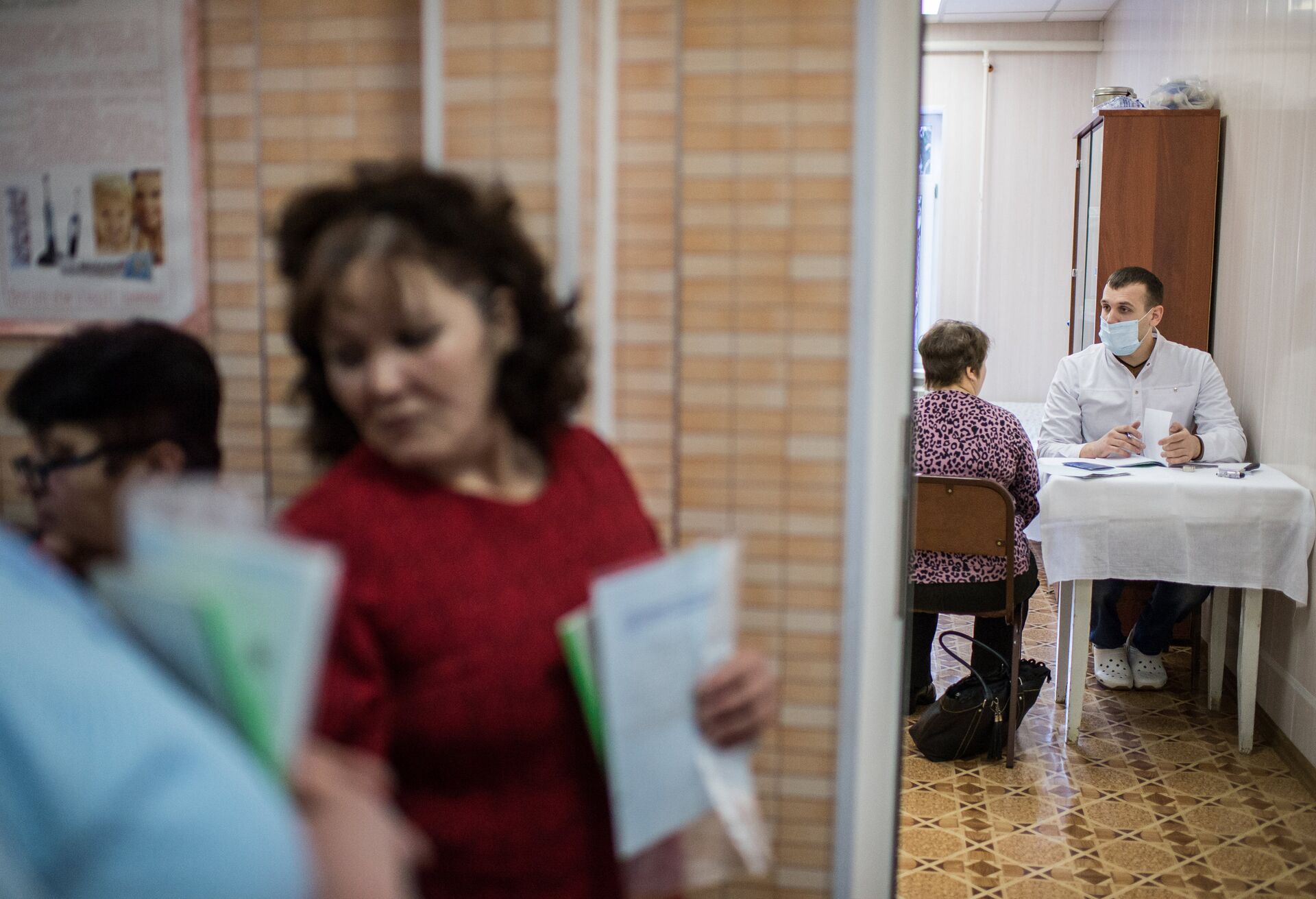 Жители села Литковка Омской области во время медицинского обследования у выездной бригады врачей Омского Клинического медико-хирургического центра - РИА Новости, 1920, 15.03.2024