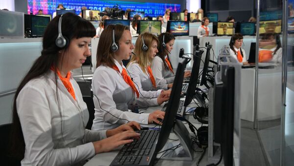 Сотрудницы колл-центра во время ежегодной специальной программы Прямая линия с Владимиром Путиным