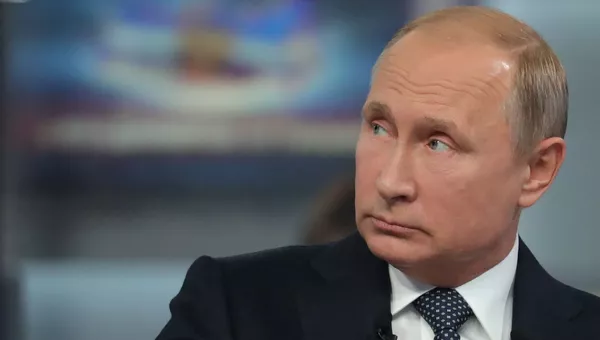 Президент РФ Владимир Путин отвечает на вопросы россиян во время ежегодной специальной программы Прямая линия с Владимиром Путиным. 7 июня 2018