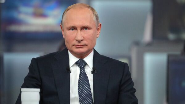 Президент РФ Владимир Путин отвечает на вопросы россиян во время ежегодной специальной программы Прямая линия с Владимиром Путиным