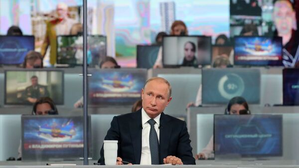 Президент РФ Владимир Путин отвечает на вопросы россиян во время ежегодной специальной программы Прямая линия с Владимиром Путиным. 7 июня 2018