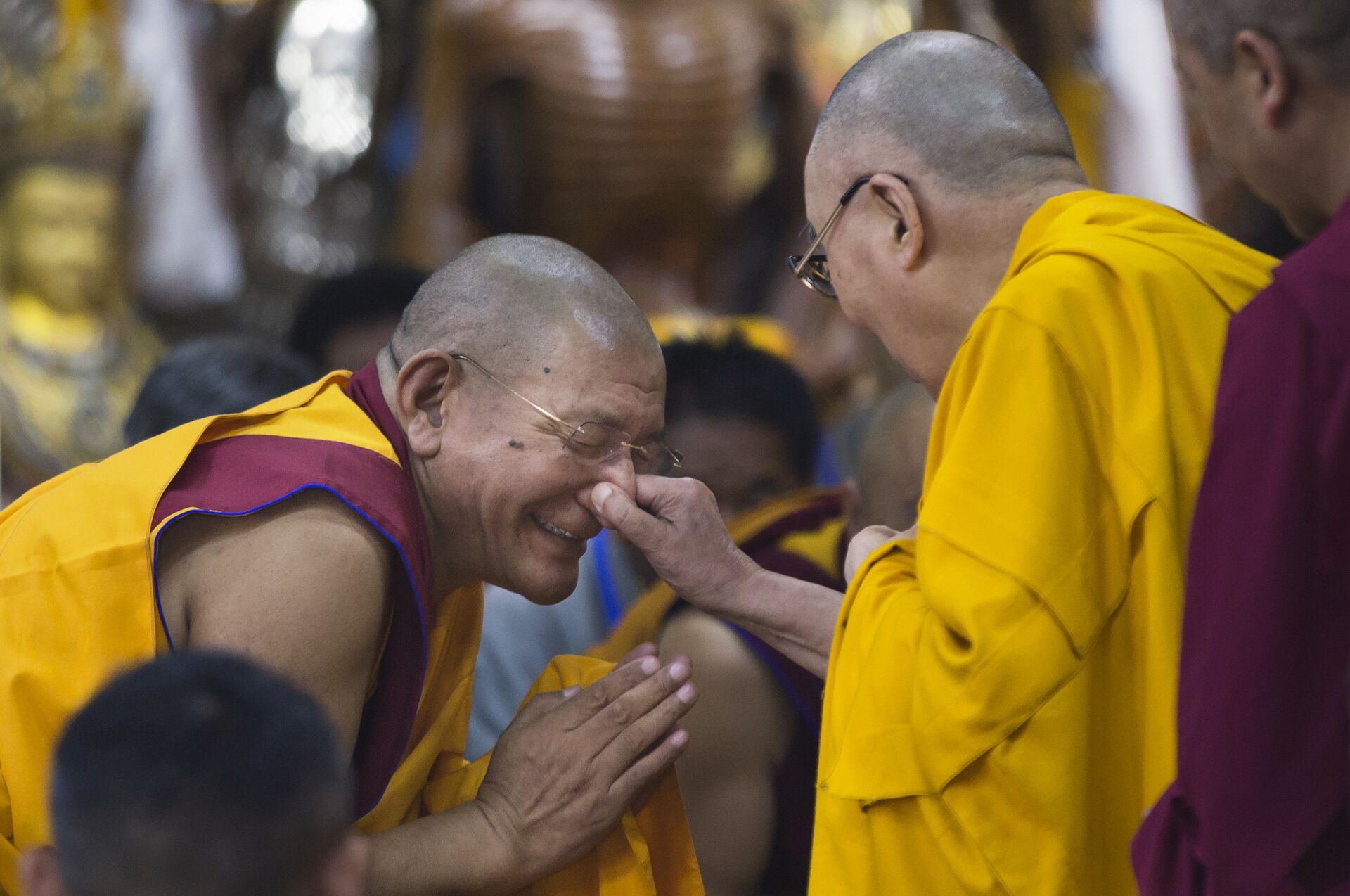 Далай-лама держит монаха на нос во время визита в Дхармсале - РИА Новости, 1920, 06.07.2023