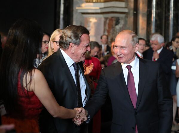 Владимир Путин и председатель совета директоров Nord Stream 2 AG Герхард Шредер в Венском музее истории искусств