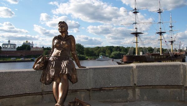 Памятник Девушка без босоножек открыт в Великом Новгороде