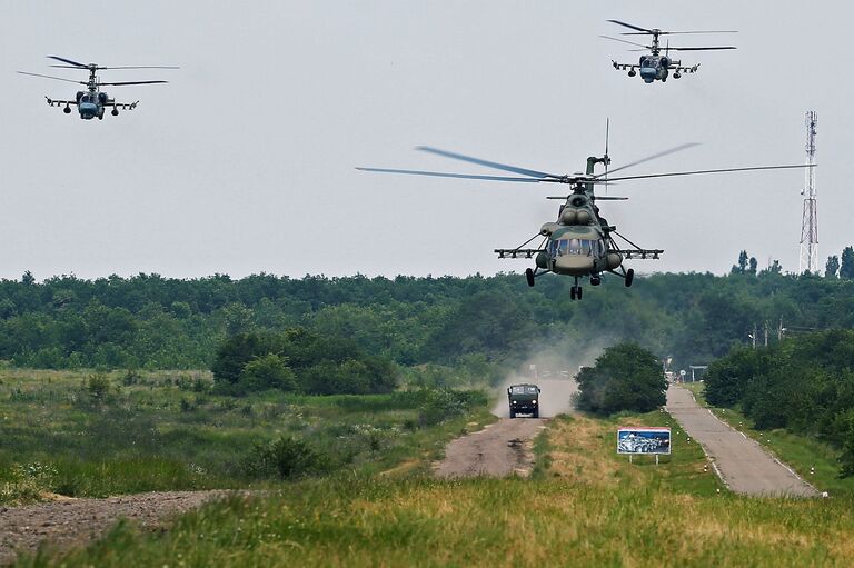 Транспортно-боевой вертолет Ми-8АМТШ  и ударные вертолеты Ка-52 на тактико-специальных учениях подразделений специального назначения Южного военного округа в Краснодарском крае