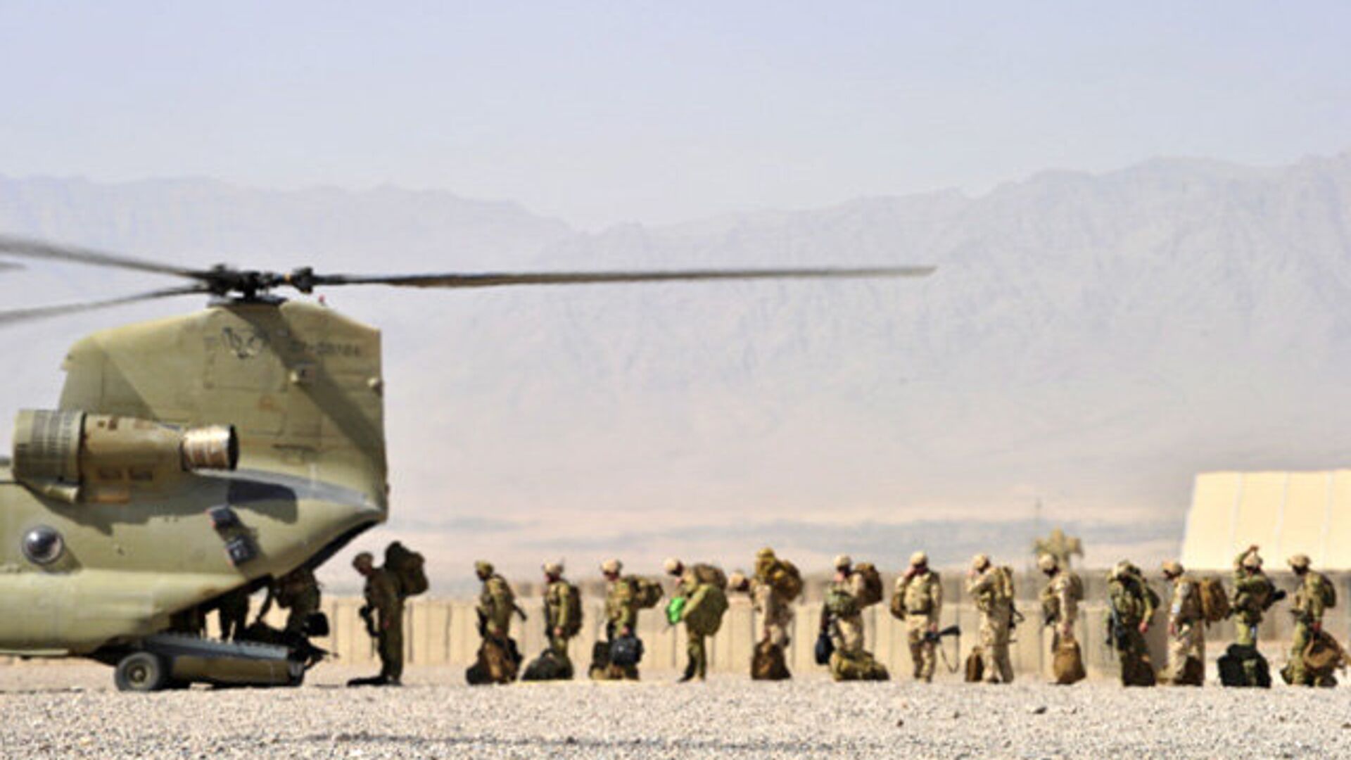 Солдаты Австралийской армии загружаются в вертолет Chinook, чтобы вылететь на патрульные базы в провинции Урузган на юге Афганистана - РИА Новости, 1920, 23.11.2020