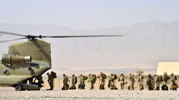 Солдаты Австралийской армии загружаются в вертолет