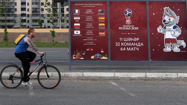 Велосипедист в Казани перед предстоящем чемпионатом мира по футболу 2018