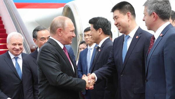 Президент РФ Владимир Путин, прибывший с государственным визитом в КНР, в аэропорту Шоуду. 8 июня 2018