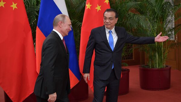 Президент РФ Владимир Путин и премьер Государственного Совета КНР Ли Кэцян. Архивное фото
