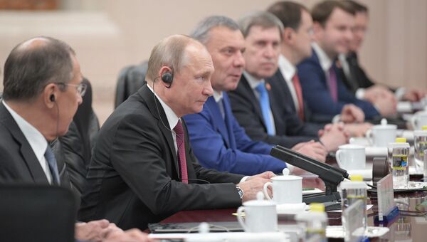 Президент РФ Владимир Путин во время встречи в Пекине с премьером Государственного Совета КНР Ли Кэцяном. 8 июня 2018