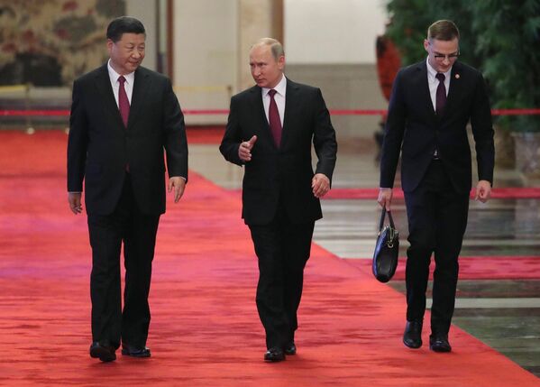 Президент РФ Владимир Путин и председатель КНР Си Цзиньпин во время встречи в Пекине. 8 июня 2018