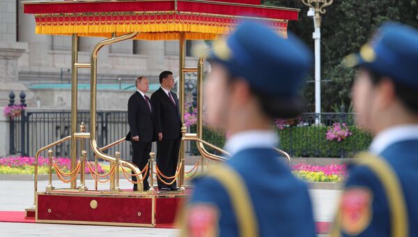 Президент РФ Владимир Путин и председатель КНР Си Цзиньпин на площади Тяньаньмэнь в Пекине. 8 июня 2018