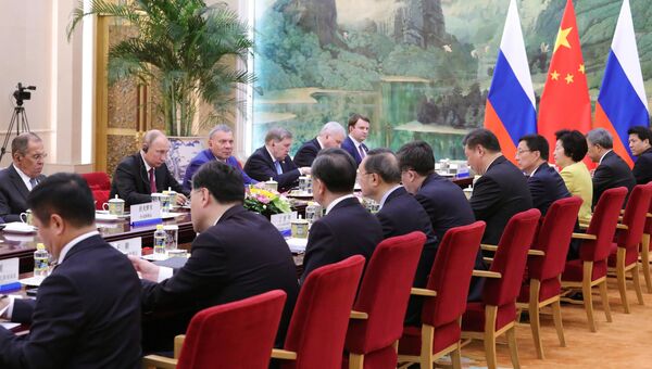 Президент РФ Владимир Путин и председатель КНР Си Цзиньпин во время российско-китайских переговоров в Пекине. 8 июня 2018