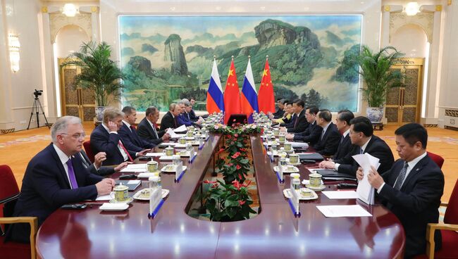 Президент РФ Владимир Путин и председатель КНР Си Цзиньпин во время российско-китайских переговоров в Пекине. 8 июня 2018