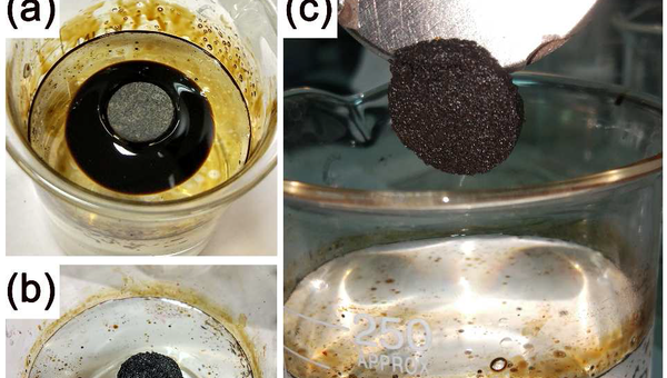 Графитовый диск, созданный в МГУ, впитывает в себя нефтяное пятно
