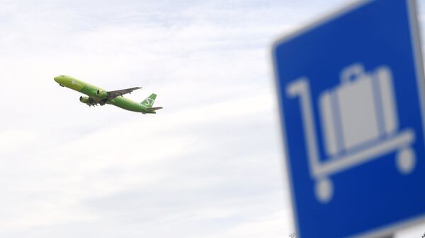 Самолет авиакомпании S7 во время взлета в аэропорту Домодедово