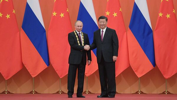 Председатель КНР Си Цзиньпин вручил президенту РФ Владимиру Путину орден Дружбы КНР. 8 июня 2018