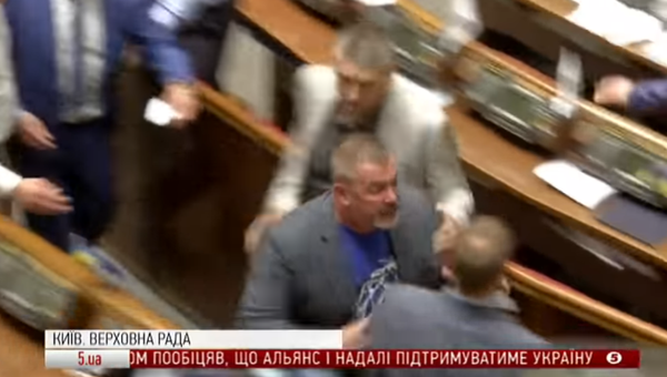 Депутаты Рады Юрий Береза и Александр Долженков подрались во время парламентского заседания