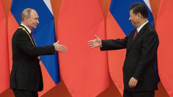 Председатель КНР Си Цзиньпин вручил президенту РФ Владимиру Путину орден Дружбы КНР. 8 июня 2018