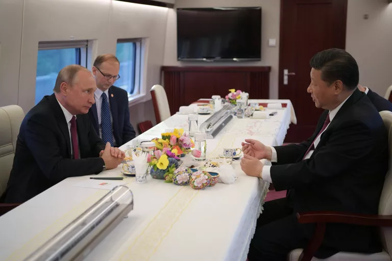 Президент РФ Владимир Путин и председатель КНР Си Цзиньпин едут на электропоезде в Тяньцзинь. 8 июня 2018 Президент РФ Владимир Путин и председатель КНР Си Цзиньпин едут на электропоезде в Тяньцзинь. 8 июня 2018